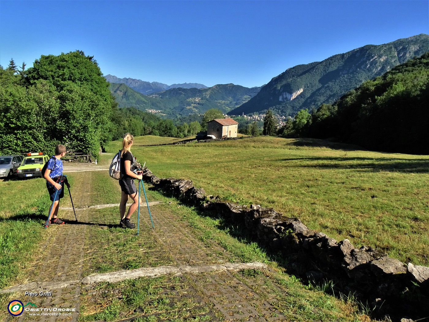 12 Salendo dalle Stalle Aral con vista alle spalle in Alben e Cornalba.JPG